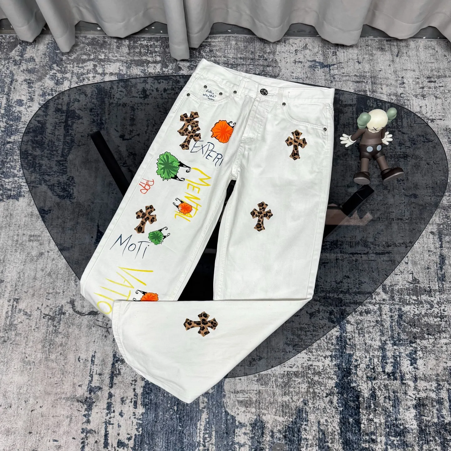 P250 Chrome Hearts｜CH Chrome Hearts 25SS high street jeans with leopard print and vintage graffiti paintings. Chrome Hearts are the most popular pants in color. Made of beaded canvas fabric, heavy washing makes the upper body of the fabric more textured and the pants are tall and straight! The three-dimensional cutting of the whole trousers is a masterpiece! The hardware is customized by zp. The beaded canvas fabric is thick and soft after being washed. It has good breathability. Customized small leather label. Unique design. The details are simple and elegant, and the workmanship is exquisite. The whole trousers are neatly routed and the details are in place! It’s so cool that both men and women can easily control the genderless trend! Color: White Size: 28 30 32 34